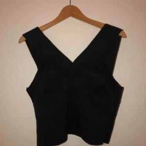  - svart topp, storlek M. Oanvänd. Frakt tillkommer!