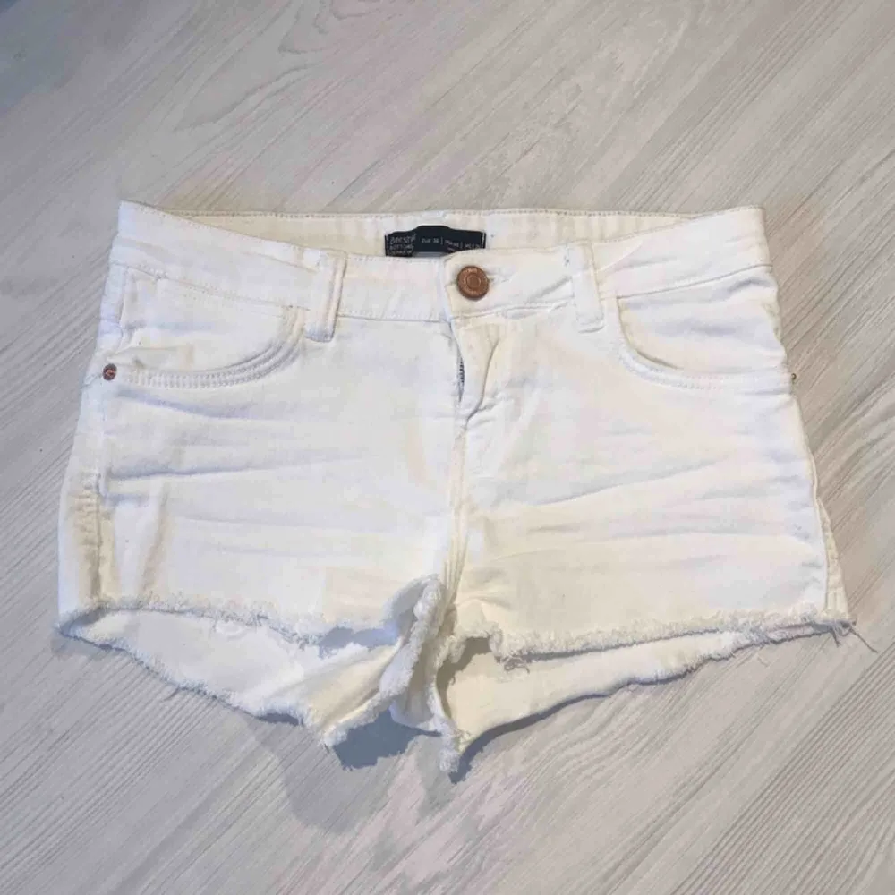 Vita korta stretchiga shorts från Bershka i storlek 36. De är knappt använda så väldigt fint skick!  Frakt på 40 kr tillkommer. Shorts.