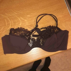  - Jättefin bh från & other stories. Endast provad, hann inte skicka tillbaka tyvärr. Nytvättad :) 