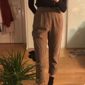  - Snygga militärgröna kostymbyxor från Zara! Säljer pga för korta:(( är 175 cm och de är för korta på mig. Aldrig använda:)) Kan mötas upp i Stockholm eller så står köparen för frakt✨✨