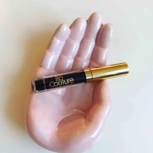  - ALDRIG ANVÄND🦄🖤LaSplash cosmetics - waterproof liquid lipstick MATTE🖤 NAMN: VENOM 14218. Jag fick fel läppstift när jag beställde hem och fick ett svart läppstift istället för beigerosa😒 ALDRIG använd och i nyskick🖤 Frakt 10 kr🖤