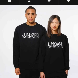  - Snygg lite varmare tröja från Junkyard skateboarding.  Använd 1gång, köparen står för frakten!