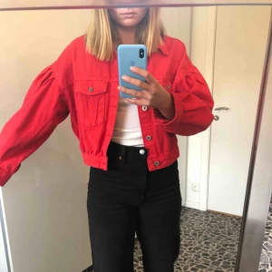  - Croppad röd jeansjacka med puffärmar. Sparsamt använd och i mycket bra skick! Frakt tillkommer 