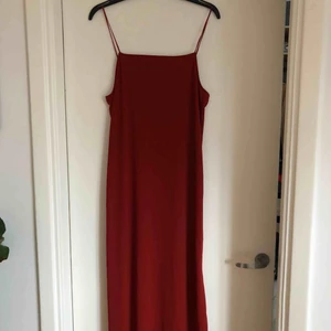  - Vadlång sommar klänning med spagettiband. Storlek 38. Frakt tillkommer.