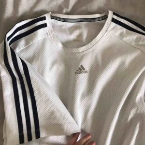  - Oversized adidas tshirt, fint skick men använd,, betalning sker via swish💕 bara att skicka ett meddelande vid frågor/om du vill ha fler bilder mm🥳 går alltid att pruta 