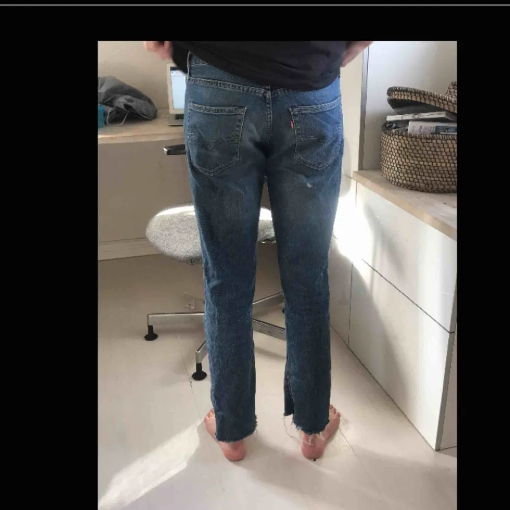 Säljer dessa Levi’s-jeans från herravdelningen. De är avklippta längst ner och jag är 1.89 cm. Jag möts upp i Stockholm eller fraktar! Kan självklart skicka fler bilder om det önskas!. Jeans & Byxor.