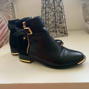  - Jätte fina skor för det billigaste priset. Använd ungefär 3-5 gånger. Skorna är i storlek 38. 