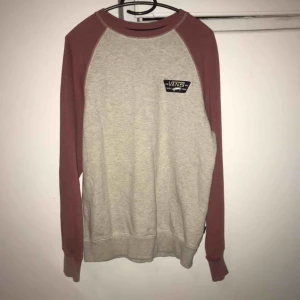 Vans sweatshirt  - Snygg tvåfärgad sweatshirt ifrån Vans. Mjukt, behagligt material inuti. Storlek M, normal passform. Sparsamt använd, nyskick. Fraktkostnad 66 kr