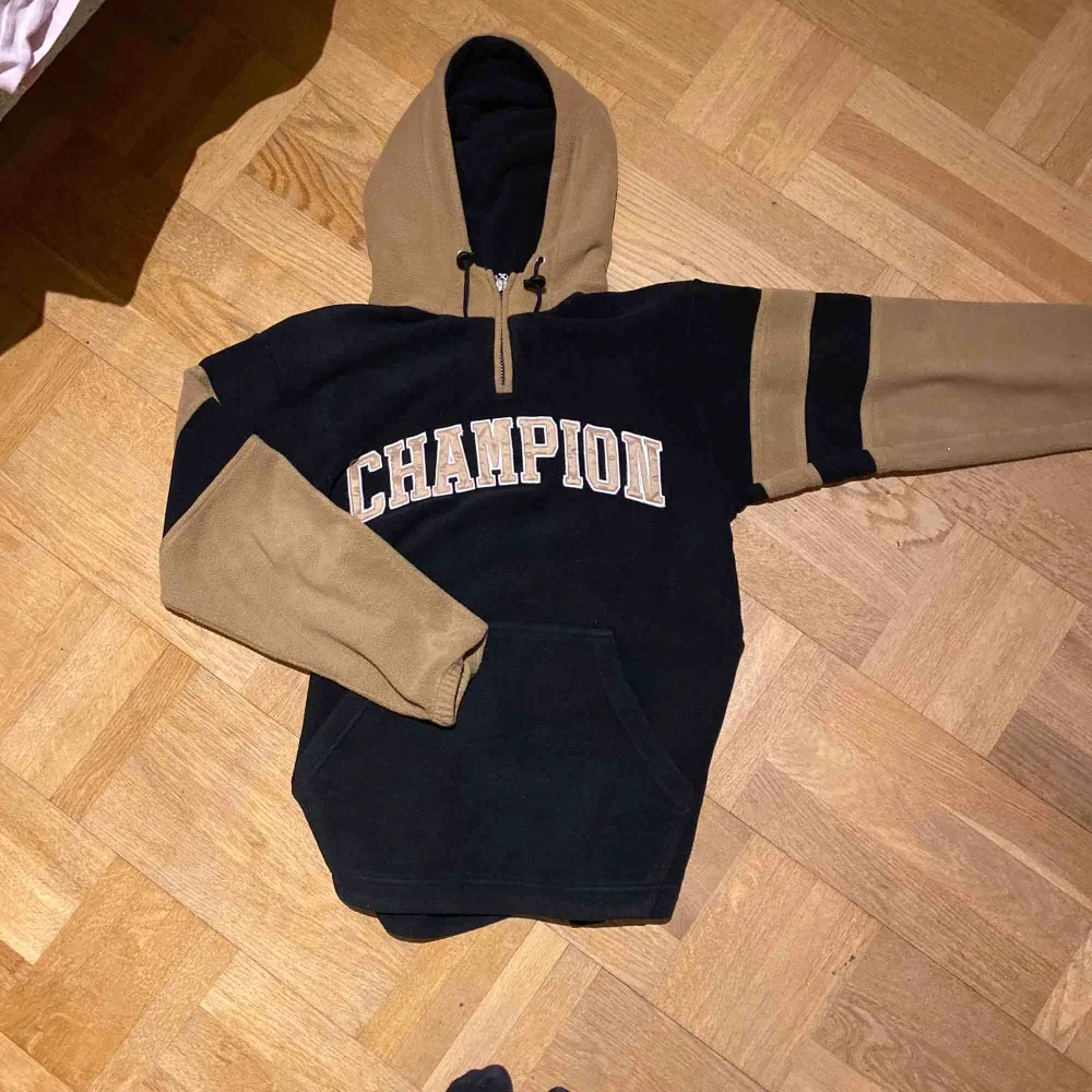 Jag säljer den här sjukt coola o mysiga champion hoodien i flis! Säljer pågrund av att jag tyvärr inte använder den så mycket, köpte den på humana men den är som ny! . Hoodies.