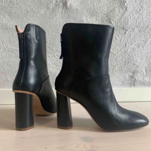  - Boots/kängor från Acne Studios i svart skinn. Oanvända. Nypris 5000 kr