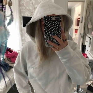  - Vit hoodie utan ficka från Zara, supermysig!
