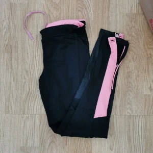 Tränings byxor  - Träningsbyxor med dragkedja nere vid anklarna ocg mobil/nyckel fack vid baksidan 