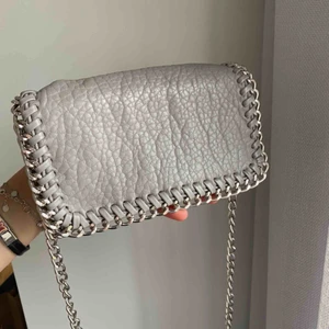  - Liten väska från Tiamo. Kedjan lite sliten men annars är väskan i bra skick. Köpt för 499kr.💓