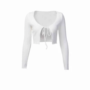  - Säljer en jättefin white tie front kofta ifrån By Anastasia! Den va lite för liten för mig och därför säljer jag vidare den. Bilderna är tagna från deras hemsida. Köparen står för frakt! 