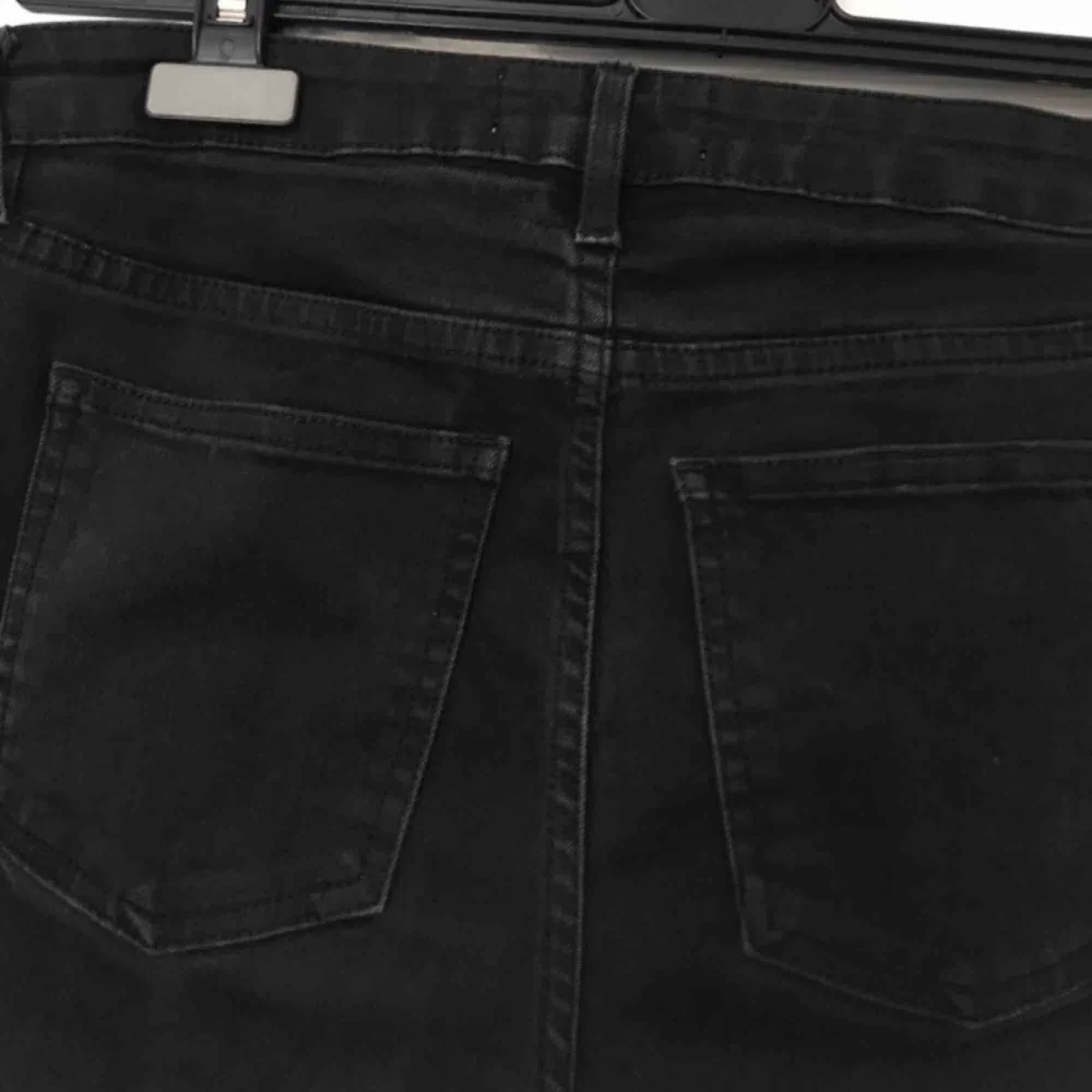 Svarta jeans från Acne i modellen skin 5 lacy black. Använda men finns inga hål eller slitningar, dock lite blekta i färgen. Strl 28/34, stretchiga.   Kan hämtas i sthlm annars tillkommer frakt på 63kr spårbart. Jeans & Byxor.