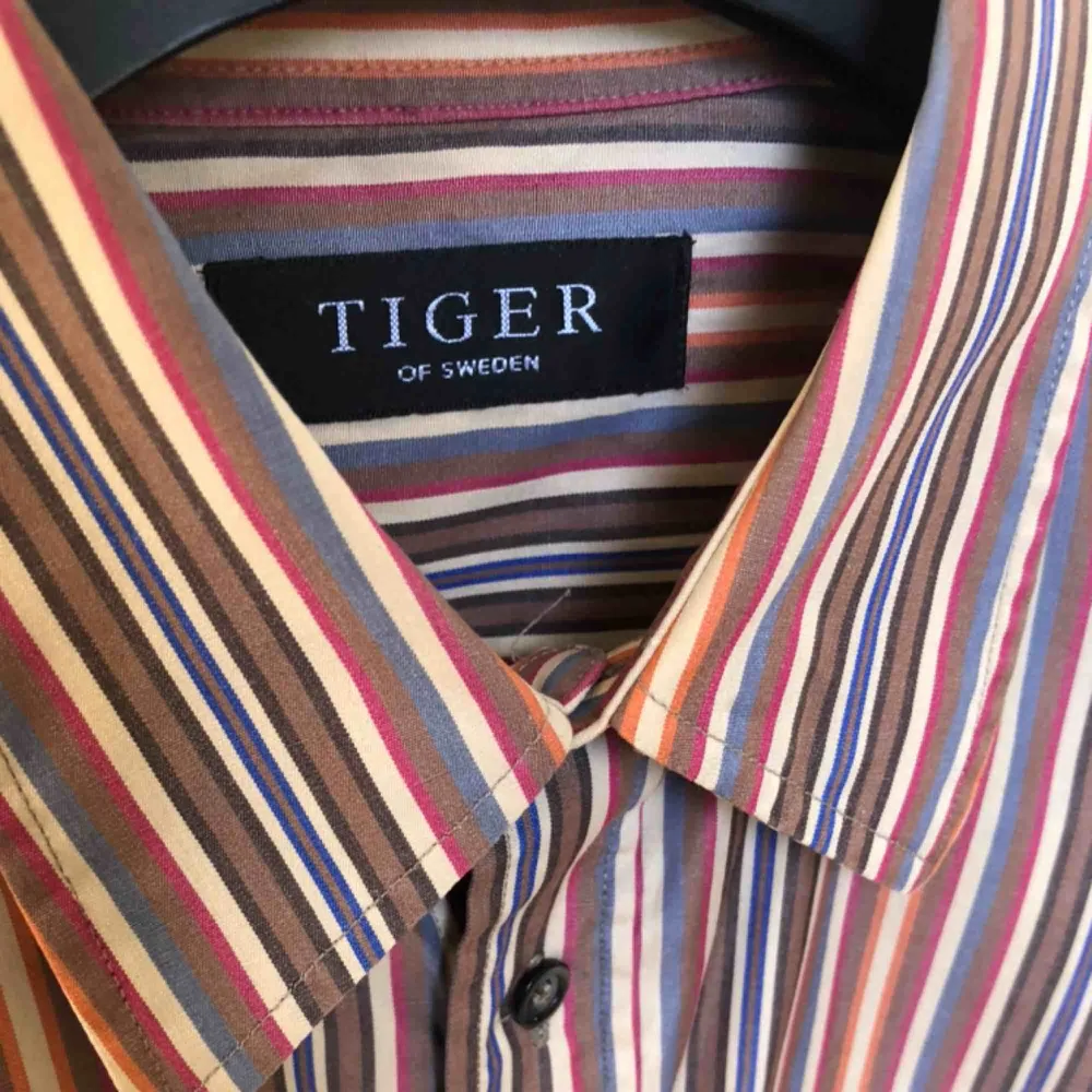 Snygg randig skjorta från Tiger of Sweden🌟. Skjortor.