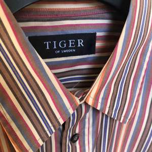 Snygg randig skjorta från Tiger of Sweden🌟