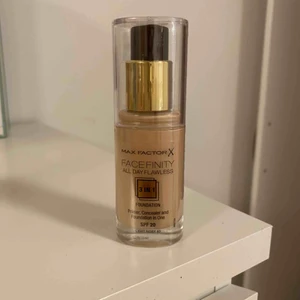 Oöppnad foundation - Säljer foundation som jag beställde hem i fel nyans.  Nyansen är LIGHT IVORY 40.  BILD NR 3 SER MAN ATT PLASTEN FORTFARANDE ÄR PÅ.