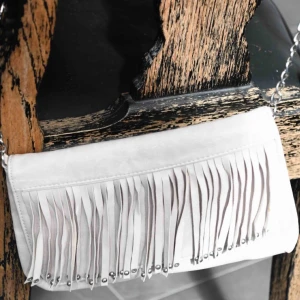  - Fin fransväska i beige, med kedja. Perfekt till våren 💐 köpt för cirka 8 år sedan   •möts upp i Stockholm •frakt står köpare för☺️