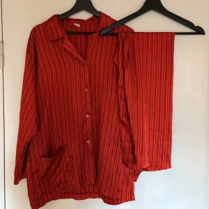Retro pyjamas  - Säljer detta drömmiga silkiga (polyester) pyamassetet från 70-talet. Fint skick men byxornas resår är aningen löst. ❤