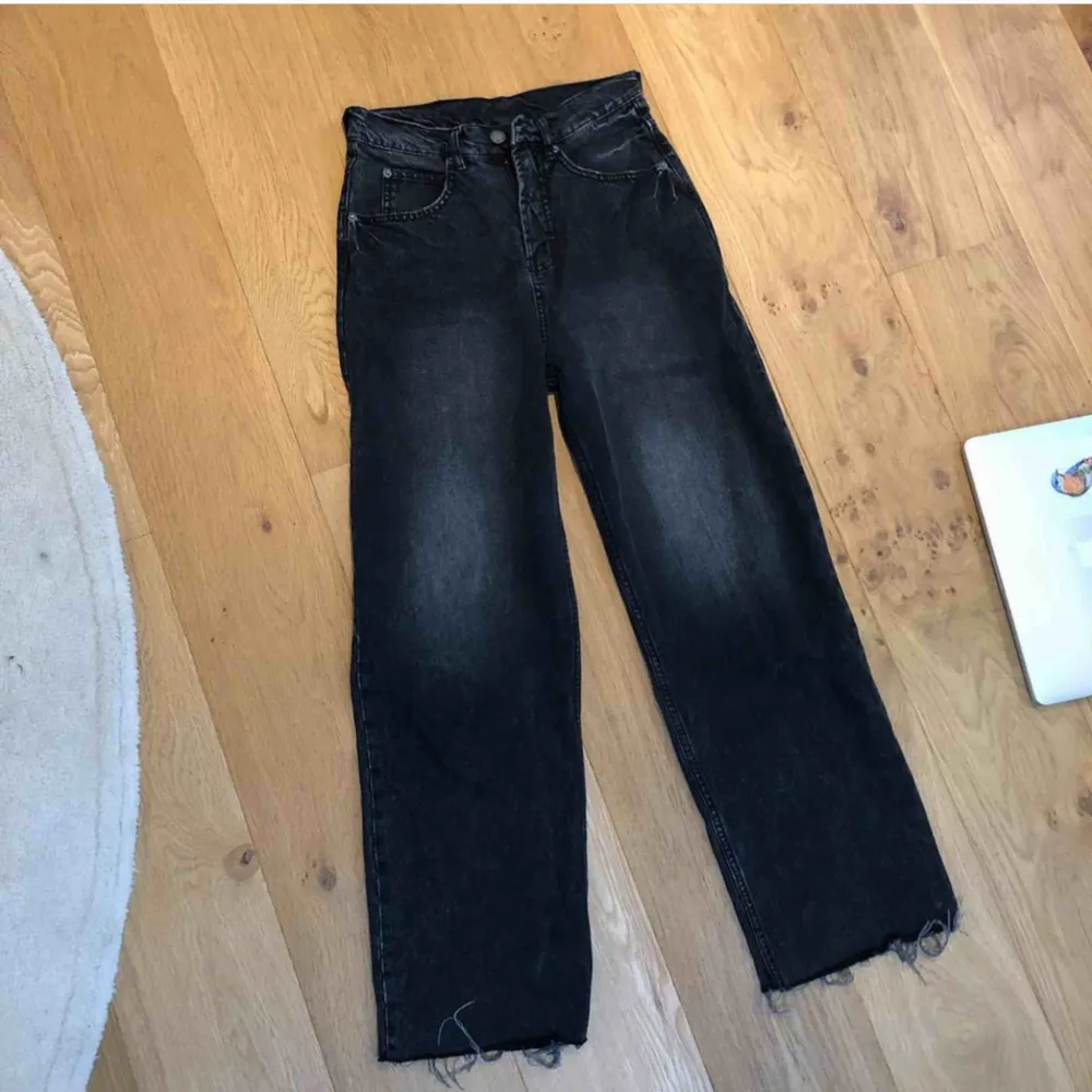 Coola slitna jeans från cheap Monday! Storlek 26/30. Knappt använda. Kan frakta eller mötas upp🖤. Jeans & Byxor.