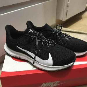  - Ett par svarta Nike skor. Max 4ggr använda. 