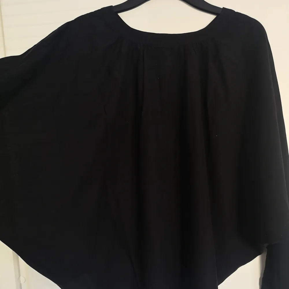 Svart ballongskjorta. Supercool och skön men kommer inte till användning längre. Från H&M TREND i storlek 38.. Paidat.