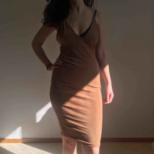  - skitsnygg beige tajt klänning