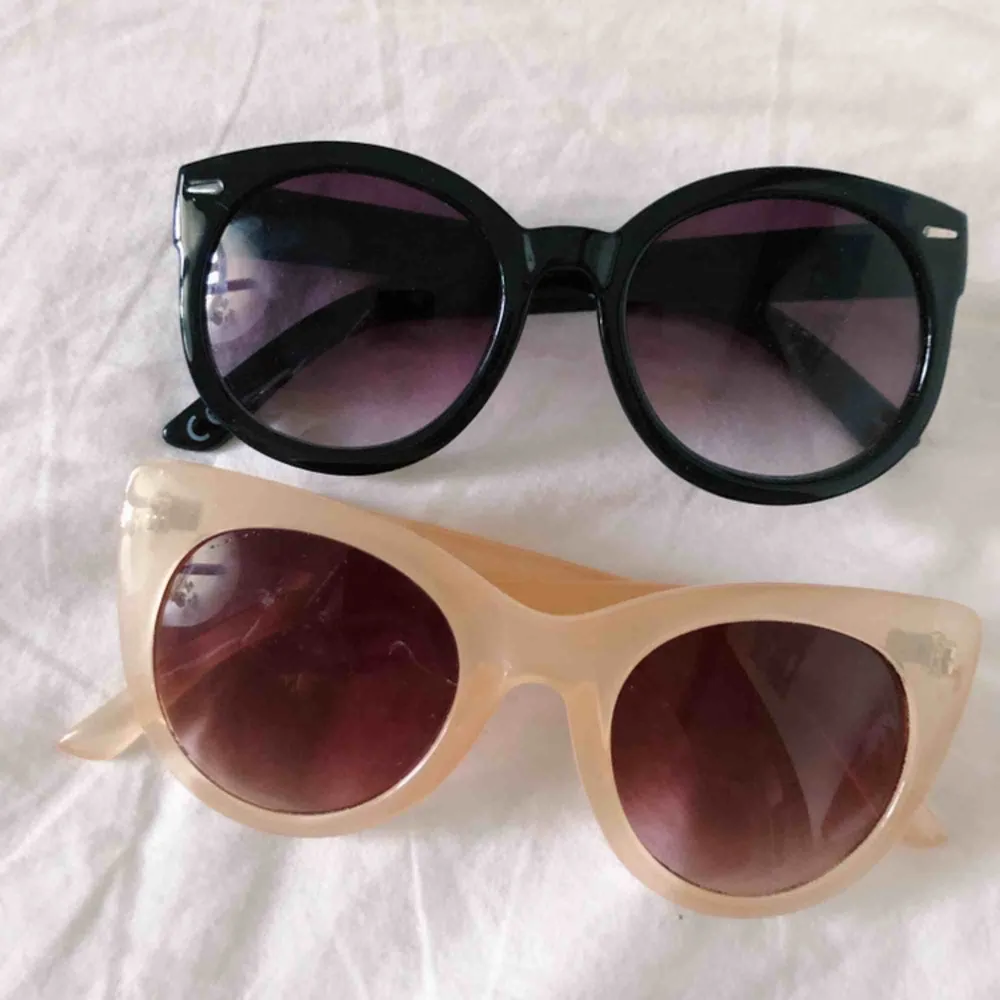 Solglasögon från Monki för 50kr. 🌸 uppdatering: de rosa/beiga är sålda!! . Accessoarer.