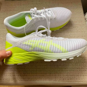  - Aldrig använda löpar/träningsskor  Storlek ; 39,5 ( passar 39/40 )  Nypris 1799kr