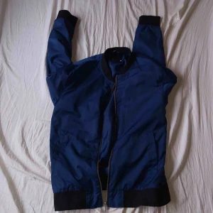  - Asfet och tunn bomberjacka i en härlig blå färg. Skittung och är väldigt stilren.