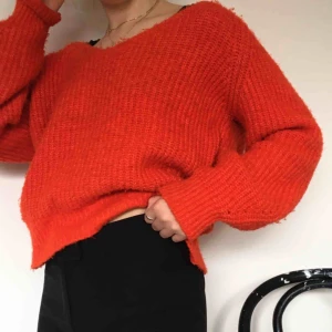 Stickat  - 🤩Röd stickad tröja med lite orange ton i sig!
