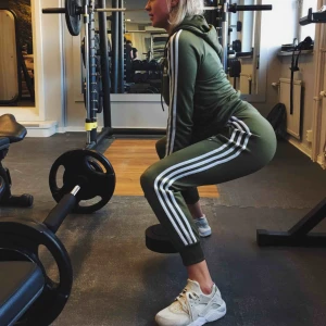  - adidas sett i mörkgrön, äkta från jdsports köpt 2018