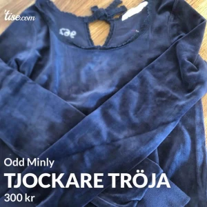  - Odd Molly tjocktröja i sammet. Storlek 0 motsvarar en XS/S. 