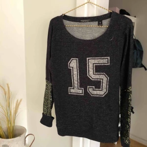  - Paljetttröja  Strl 1 (xs/s)