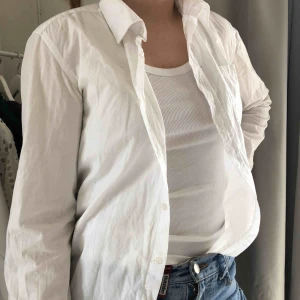  - Super fin vit skjorta som man kan ha till vad som helst💞💞💞