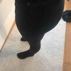  - Svarta vanliga skinfitt jeans, inte använda och inte urtvättade sitter som en smäck. Skriv för intresse! Köp pris i butik: 200kr 