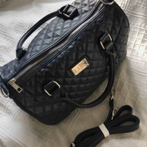  - Fin, stor och rymlig väska köpt på KappAhl👜 Aldrig använd. Kan mötas upp och fraktas, 150kr exklusive frakt💕