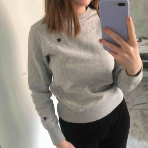  - Säljer Champion ”Reverse weave warm up” sweatshirt i storlek XS från Urban Outiftters. Sparsamt använd så mycket fint skick!!🦋Betalning med swish & frakt på 60kr tillkommer