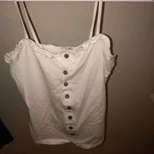  - Säljer detta jätte fina linne med knappar, helt oanvänt med lappen kvar🥰