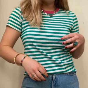  - Trendig t-shirt från & Other Stories i fint skick. 