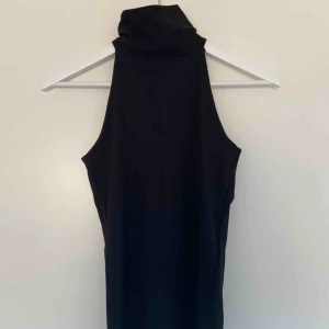  - Oanvänt polo-linne från Gina Tricot, lapparna kvar! 