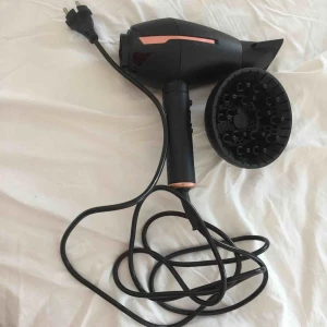  - Allt på bilden medföljer, jättebra hårfön. Säljer på grund av jag rakat av håret :P nypriset var 500:-. Frakten är inräknat i priset.