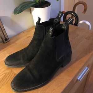  - Ett par coola kängor i mocka från Stockholm design group. Knappt använda och köpta för ca 1500kr. 