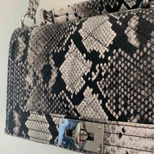  - SNYGGASTE SNYGGASTE väskan i fake ormskinn. så snygg till så mycket och rymlig!!! 