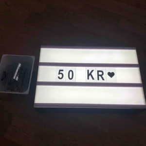  - Ungefär 100 olika symboler, bokstäver och siffror:) Endast en bokstav har en liten spricka, annars perfekt skick