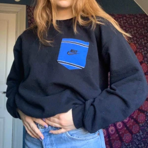  - Supermysig och snygg tjocktröja jag köpt på Beyond retro, tror jag🧐 Den är inte äkta Nike men har en påsydd ficka (som var där när jag köpte den)! Köparen står för frakt men skriv för annat prisförslag❤️