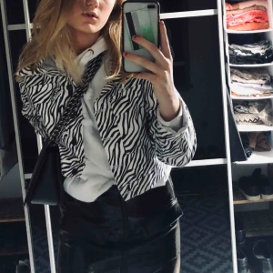  - Skitcool Jacka med zebramönster från Nakd, i bra skick! Storlek 36