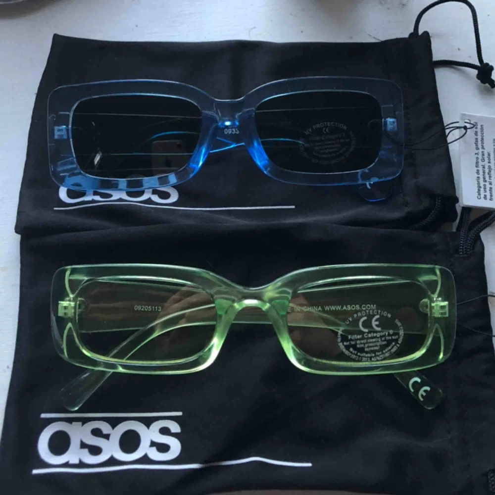 Två oanvända glasögon från asos!🦠 För ett par 50:- för båda 100:-🦋 Frakt tillkommer 🐸 skickar inga bilder på mig med glasögonen på. Passar inte i dom alls lmao!!. Accessoarer.