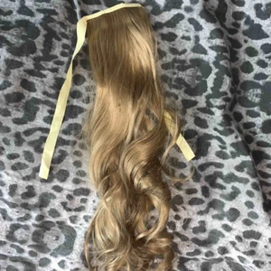  - (FRAKT INGÅR) Oanvänd syntetiskt löshårstofs, verklighetstroget. 50 cm. Kommer med ett snöre som man kan göra en knut med 🥳 Säljer då jag köpte fel färg. Har endast testat den och bättre bild på hårfärgen finns på bild 2. Går att kamma, tvätta osv! 🥰 